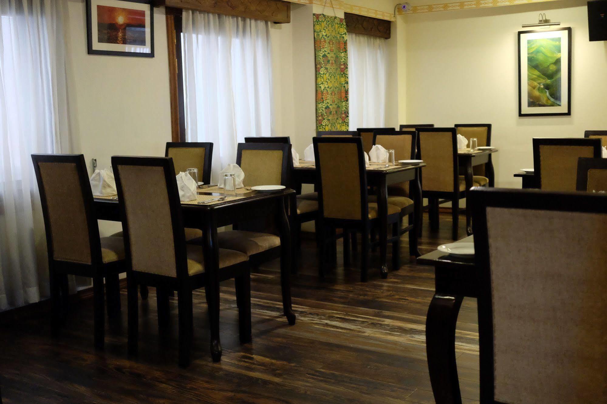 Hotel Norbuling Timpu Kültér fotó